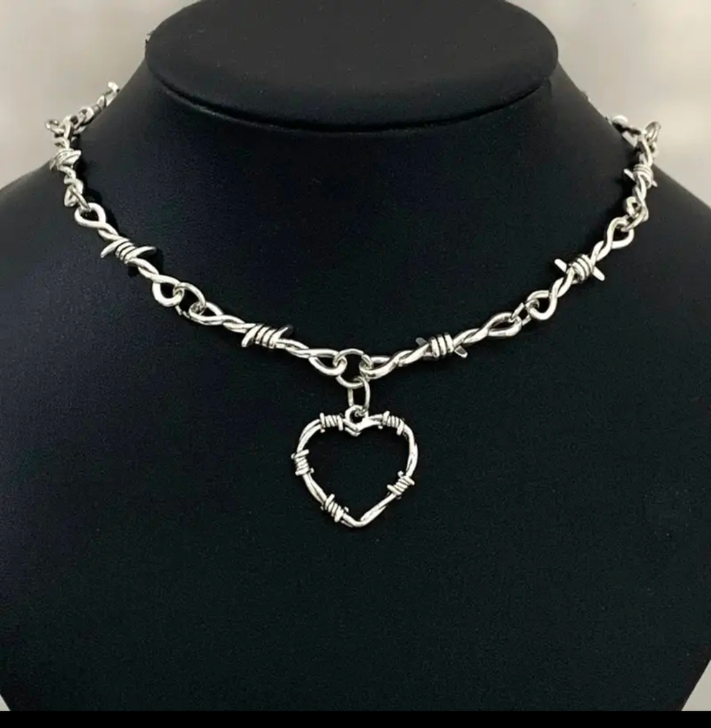 Velvet Thorns Necklace